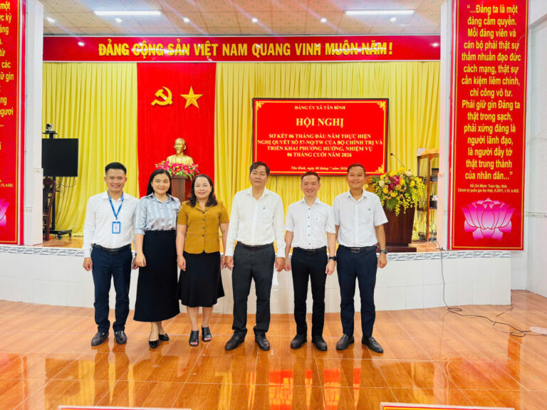Đại biểu chụp ảnh tại buổi hợp tác chuyển đổi số xã Tân Bình trong Hội nghị sơ kết T6 của xã Tân Bình